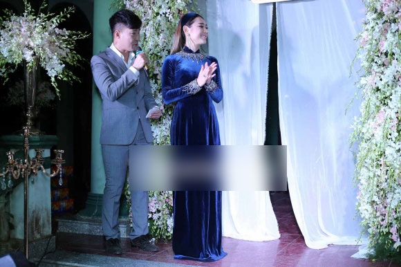 Lâm Khánh Chi diện áo dài nhung xanh dịu dàng, tất bật chuẩn bị cho hôn lễ ngày mai Lâm Khánh Chi diện áo dài nhung xanh dịu dàng, tất bật chuẩn bị cho hôn lễ ngày mai